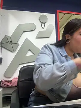 Snapshot of emilyjohanson chatting on November 22, 5:34 pm emilyjohanson online show from November 22, 5:34 pm