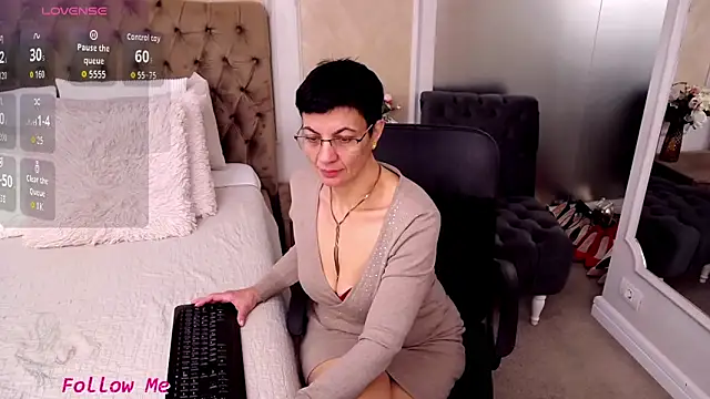 Snapshot of BustyPenellope chatting on February 3, 4:10 am BustyPenellope online show from February 3, 4:10 am