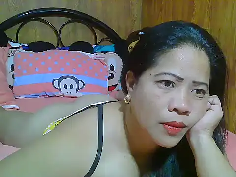 Snapshot of xsweetlips69x chatting on February 13, 12:27 pm xsweetlips69x online show from February 13, 12:27 pm