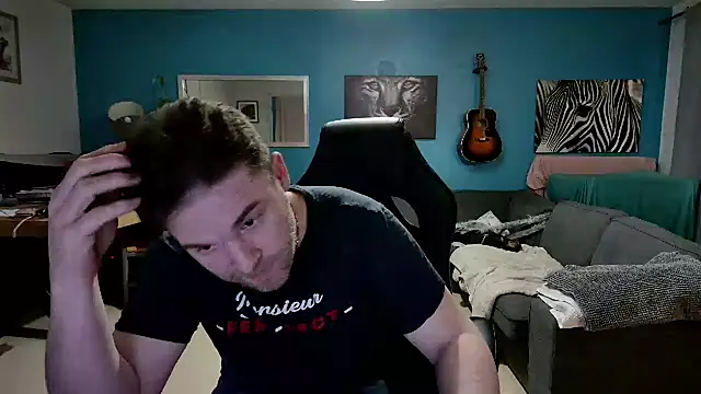 Snapshot of tom_sauwer chatting on February 3, 5:51 am tom sauwer online show from February 3, 5:51 am