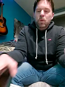 Snapshot of tom_sauwer chatting on April 5, 9:43 pm tom sauwer online show from April 5, 9:43 pm