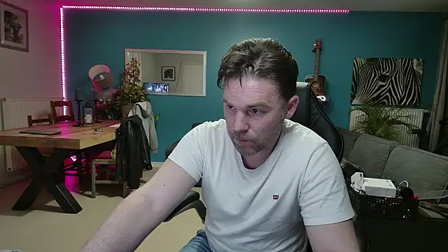 Snapshot of tom_sauwer chatting on October 8, 1:18 am tom sauwer online show from October 8, 1:18 am