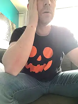 Snapshot of tom_sauwer chatting on March 2, 12:14 pm tom sauwer online show from March 2, 12:14 pm