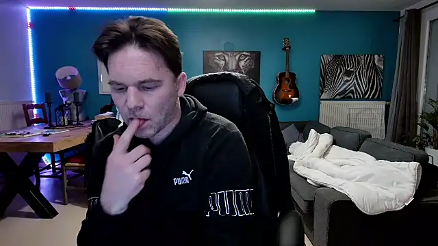 Snapshot of tom_sauwer chatting on March 6, 9:09 pm tom sauwer online show from March 6, 9:09 pm