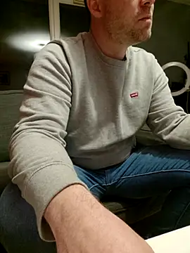 Snapshot of tom_sauwer chatting on October 5, 8:32 pm tom sauwer online show from October 5, 8:32 pm