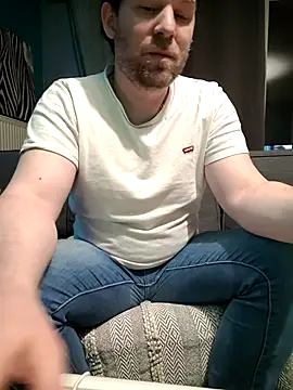 Snapshot of tom_sauwer chatting on May 16, 1:37 am tom sauwer online show from May 16, 1:37 am