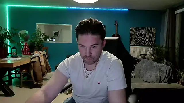 Snapshot of tom_sauwer chatting on March 16, 9:06 pm tom sauwer online show from March 16, 9:06 pm