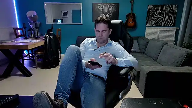 Snapshot of tom_sauwer chatting on March 5, 8:21 pm tom sauwer online show from March 5, 8:21 pm