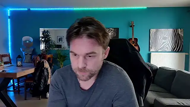 Snapshot of tom_sauwer chatting on December 21, 9:33 am tom sauwer online show from December 21, 9:33 am