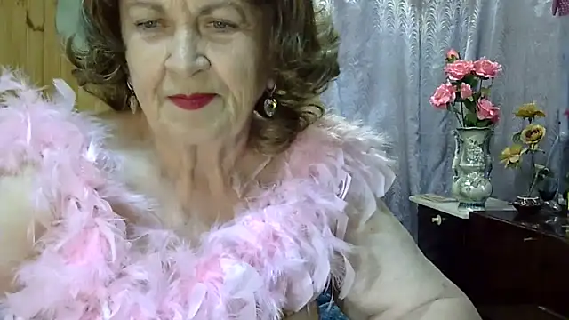 Snapshot of Emma52610 chatting on June 11, 5:54 pm Emma52610 online show from June 11, 5:54 pm