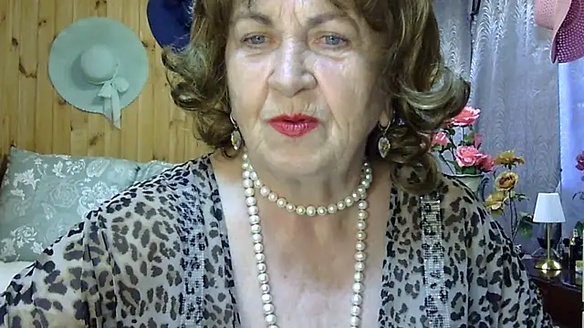 Snapshot of Emma52610 chatting on June 18, 11:37 am Emma52610 online show from June 18, 11:37 am