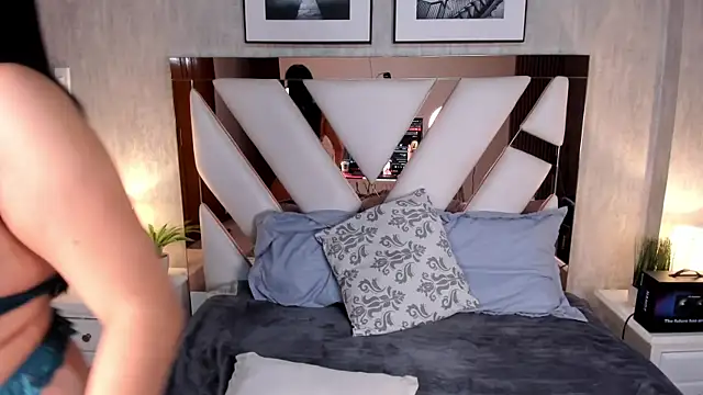 Lia Simons online show from May 28, 3:58 am