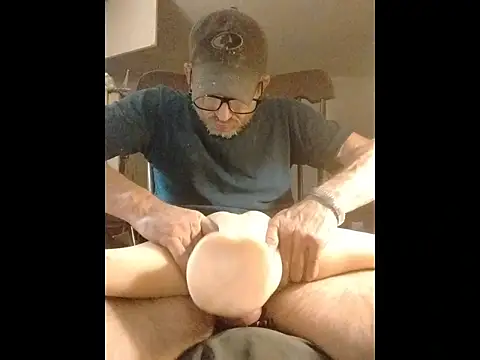 Snapshot of ROBERT0516 chatting on December 3, 8:03 am ROBERT0516 online show from December 3, 8:03 am