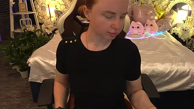 MiaRedFox online show from May 23, 12:15 pm