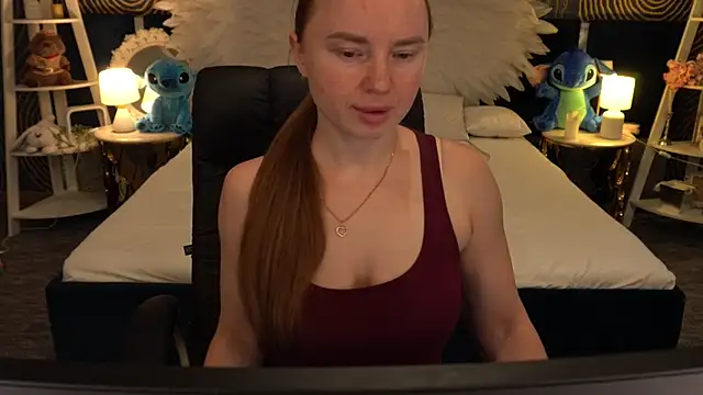 MiaRedFox online show from November 15, 1:15 pm