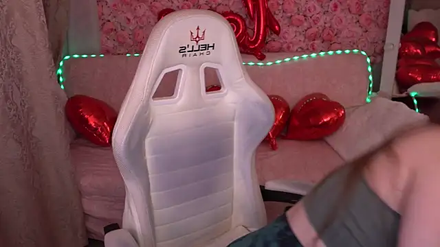 MiaRedFox online show from February 19, 6:43 am