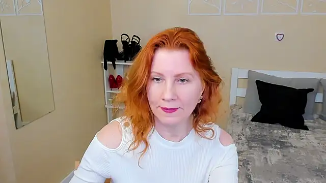 Snapshot of FoxySophia chatting on February 18, 12:19 am FoxySophia online show from February 18, 12:19 am