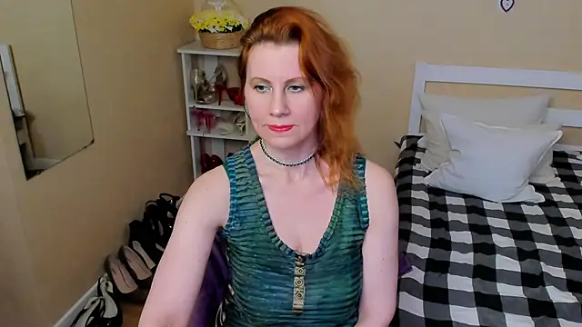 Snapshot of FoxySophia chatting on November 17, 9:08 pm FoxySophia online show from November 17, 9:08 pm