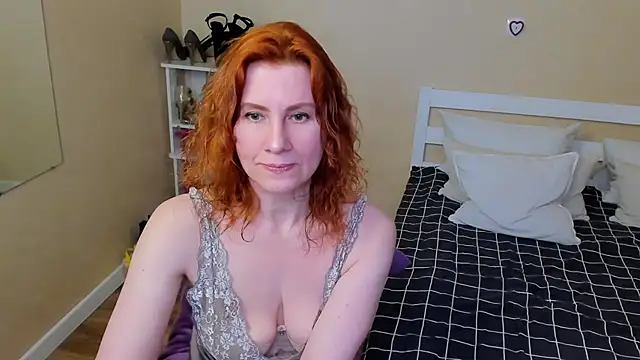 Snapshot of FoxySophia chatting on November 25, 1:06 am FoxySophia online show from November 25, 1:06 am