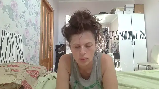 Snapshot of LindaStarS chatting on June 5, 2:12 pm LindaStarS online show from June 5, 2:12 pm