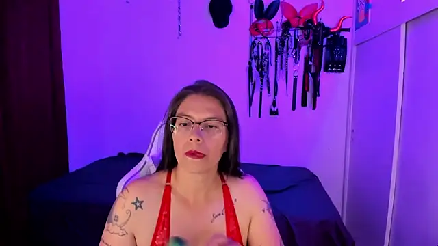 Snapshot of dungeongirls chatting on November 6, 11:20 pm dungeongirls online show from November 6, 11:20 pm