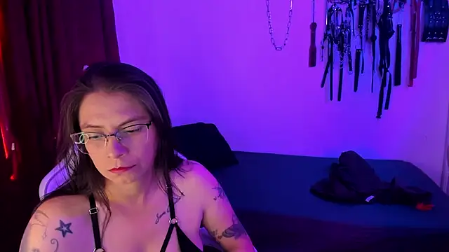 Snapshot of dungeongirls chatting on November 10, 7:19 pm dungeongirls online show from November 10, 7:19 pm