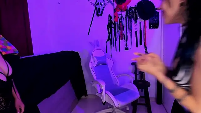 Snapshot of dungeongirls chatting on October 10, 9:15 pm dungeongirls online show from October 10, 9:15 pm