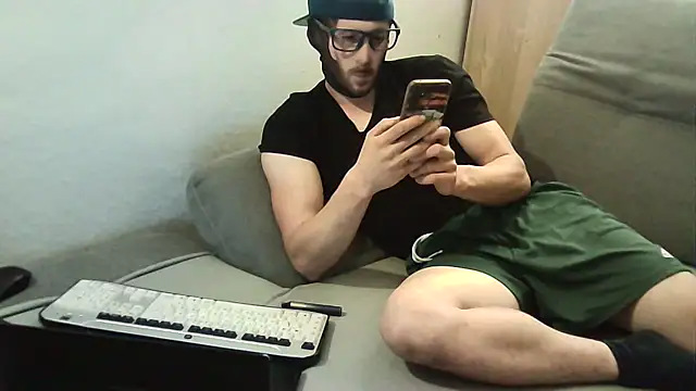 Snapshot of ShyGuyWannaTry chatting on September 8, 11:26 pm ShyGuyWannaTry online show from September 8, 11:26 pm