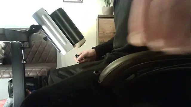 Snapshot of ShyGuyWannaTry chatting on October 11, 12:33 am ShyGuyWannaTry online show from October 11, 12:33 am