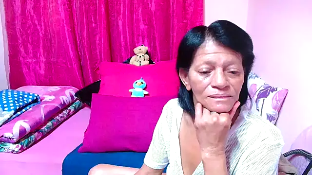 Snapshot of SLUTTYROXY chatting on December 3, 6:14 am SLUTTYROXY online show from December 3, 6:14 am