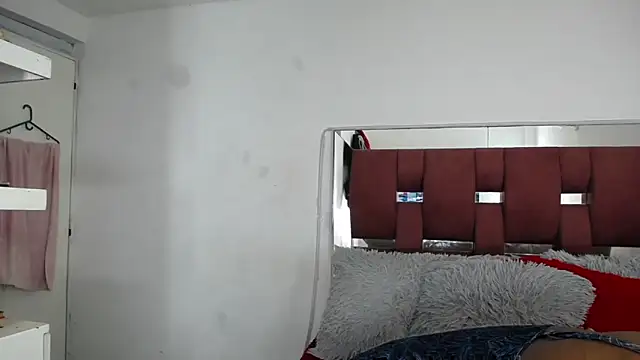 LoraineBigCockTs online show from November 30, 12:00 am