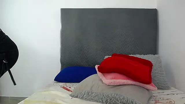 LoraineBigCockTs online show from March 5, 1:50 pm