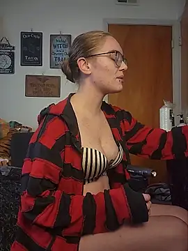 Izzy Hellbourne online show from June 1, 5:56 pm