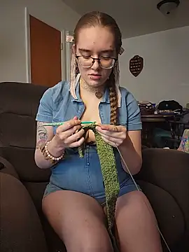 Izzy Hellbourne online show from June 2, 5:57 pm