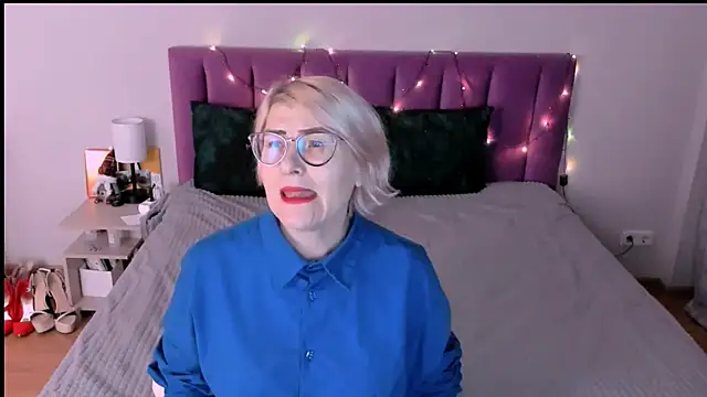 sabrinamacmarren online show from December 18, 2:32 pm