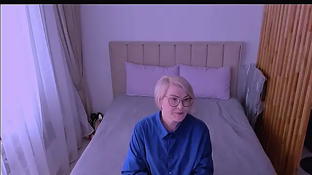 sabrinamacmarren online show from April 3, 7:59 am