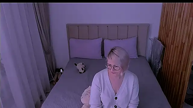 sabrinamacmarren online show from March 29, 8:32 pm