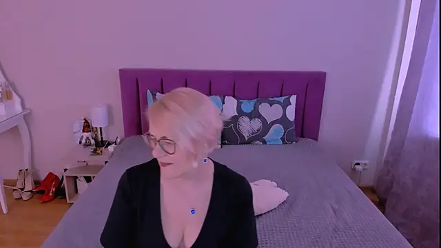 sabrinamacmarren online show from February 5, 7:59 am