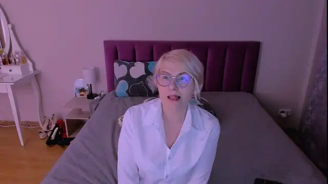 sabrinamacmarren online show from February 8, 8:39 pm