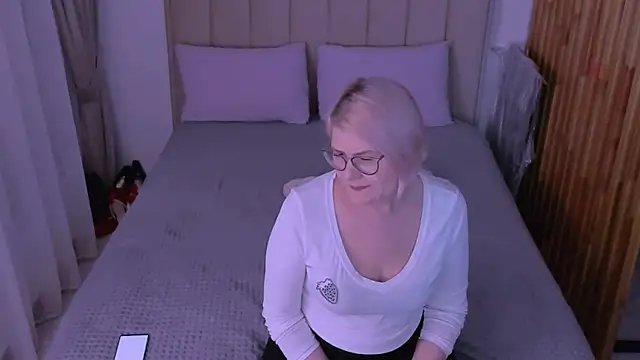 sabrinamacmarren online show from March 24, 5:13 pm