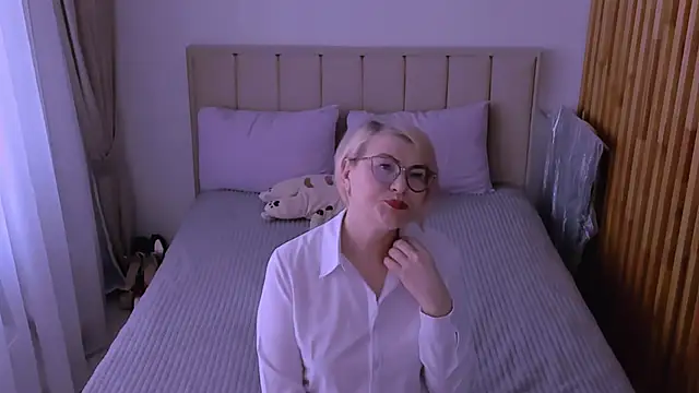 sabrinamacmarren online show from March 29, 8:27 am