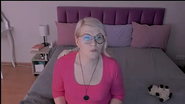 Snapshot of sabrinamacmarren chatting on March 18, 7:44 pm sabrinamacmarren online show from March 18, 7:44 pm
