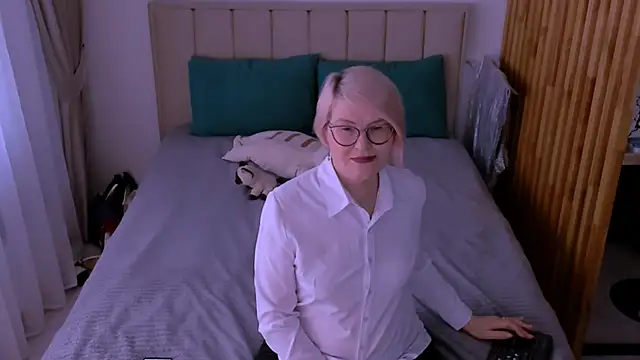 sabrinamacmarren online show from March 11, 2:22 pm