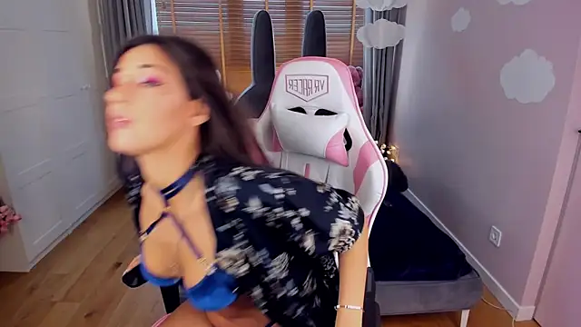 MiaSilkX online show from October 28, 12:15 pm