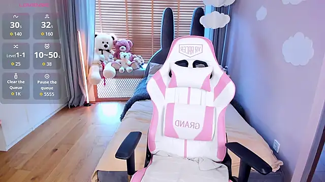 MiaSilkX online show from April 9, 10:10 am