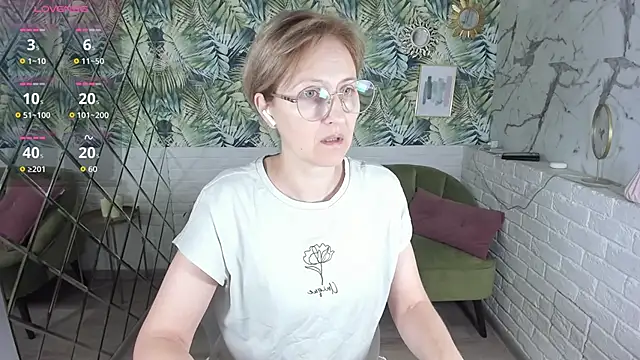 Snapshot of Paris_Cherry chatting on December 14, 8:03 pm Paris Cherry online show from December 14, 8:03 pm