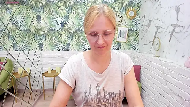 Snapshot of Paris_Cherry chatting on September 16, 8:21 pm Paris Cherry online show from September 16, 8:21 pm