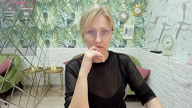 Snapshot of Paris_Cherry chatting on September 27, 8:15 pm Paris Cherry online show from September 27, 8:15 pm