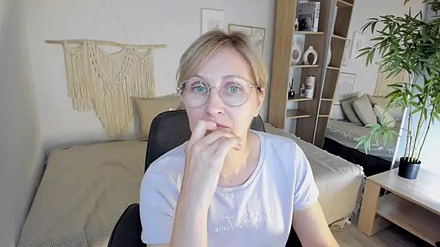 Snapshot of Paris_Cherry chatting on September 18, 7:17 pm Paris Cherry online show from September 18, 7:17 pm