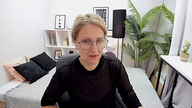 Snapshot of Paris_Cherry chatting on October 14, 9:25 pm Paris Cherry online show from October 14, 9:25 pm